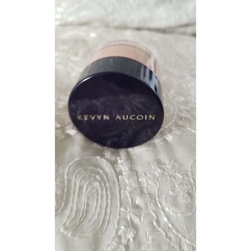 The Kevyn Aucoin Sensual Skin Enhancer in SX09